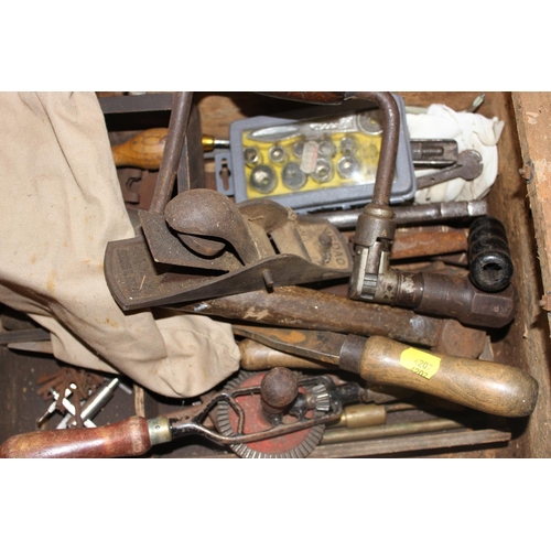 885 - Vintage tool chest and contents