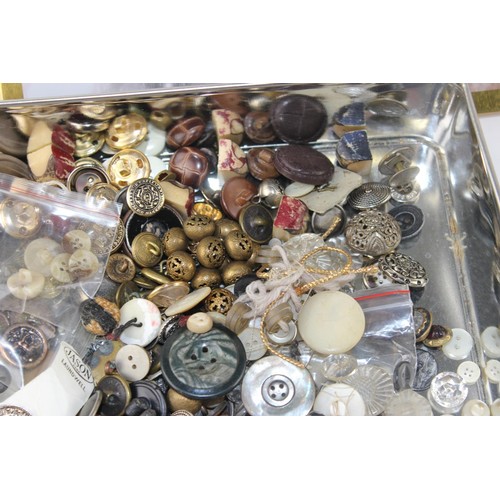 1970a - A large qty of vintage buttons