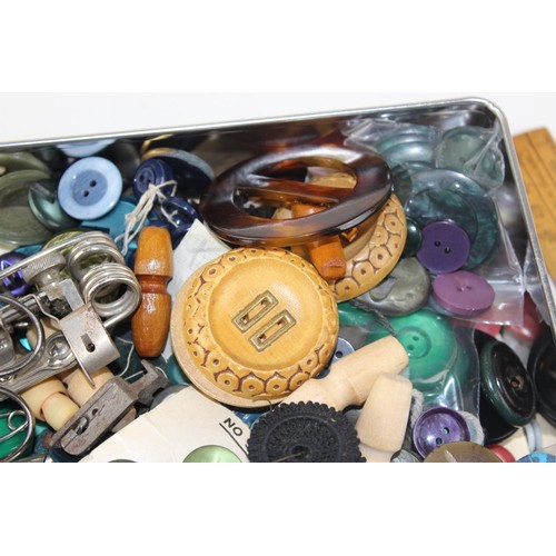 1970b - A large qty of vintage buttons and sewing items