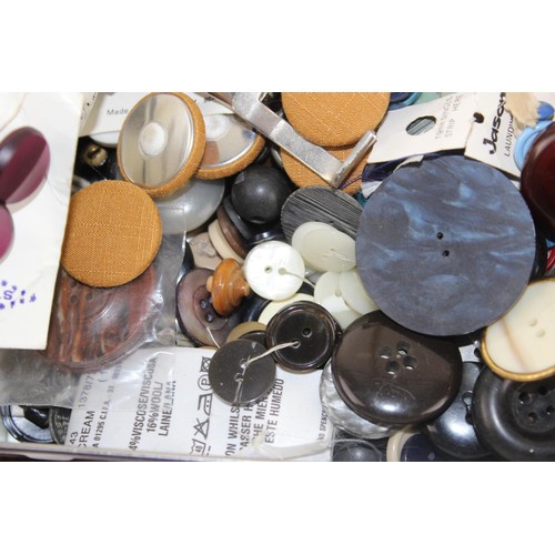 1970b - A large qty of vintage buttons and sewing items