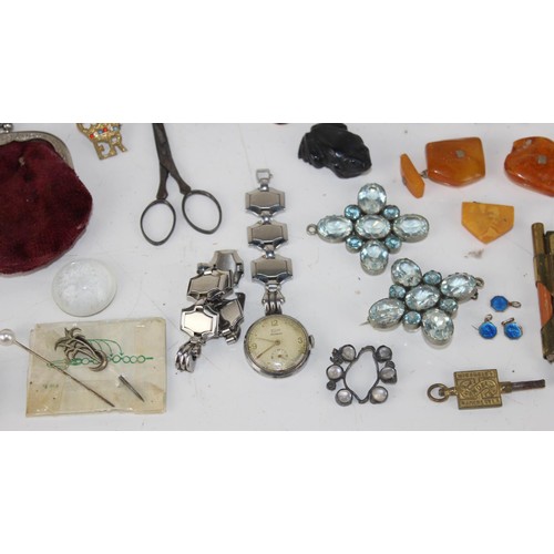 1684 - Qty of assorted Objet Trouve to inc jewellery, Amber and religious items