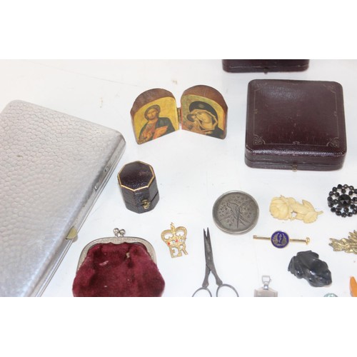 1684 - Qty of assorted Objet Trouve to inc jewellery, Amber and religious items