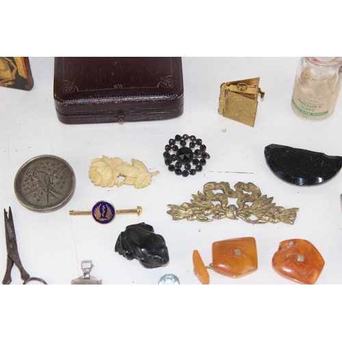 1684 - Qty of assorted Objet Trouve to inc jewellery, Amber and religious items