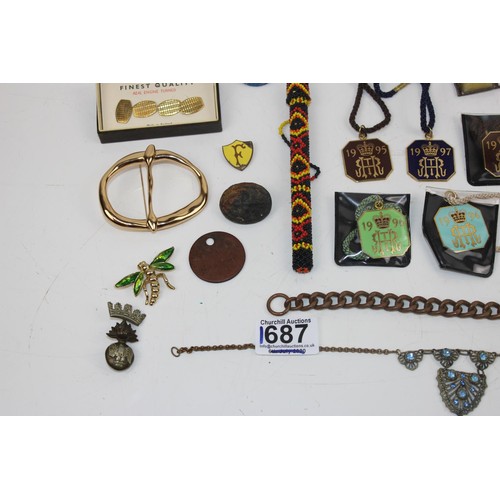 1687 - A large qty of assorted jewellery and badges etc to inc enamel Henley Regatta badges and a Rejina Py... 