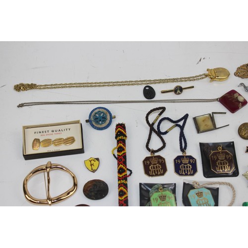 1687 - A large qty of assorted jewellery and badges etc to inc enamel Henley Regatta badges and a Rejina Py... 