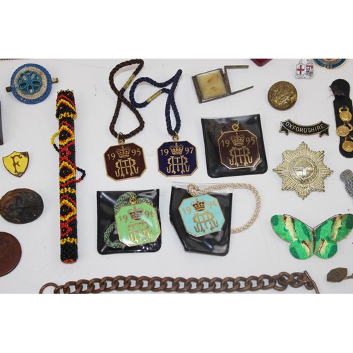 1687 - A large qty of assorted jewellery and badges etc to inc enamel Henley Regatta badges and a Rejina Py... 