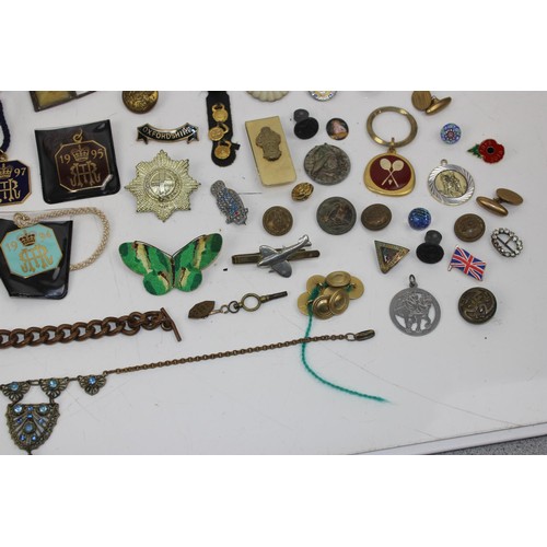 1687 - A large qty of assorted jewellery and badges etc to inc enamel Henley Regatta badges and a Rejina Py... 