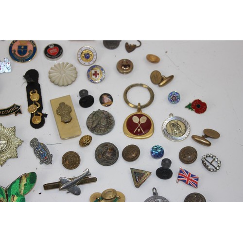 1687 - A large qty of assorted jewellery and badges etc to inc enamel Henley Regatta badges and a Rejina Py... 