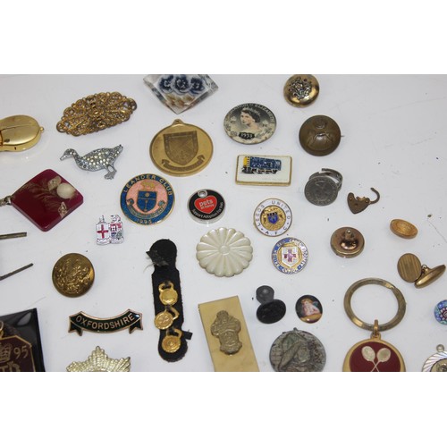 1687 - A large qty of assorted jewellery and badges etc to inc enamel Henley Regatta badges and a Rejina Py... 