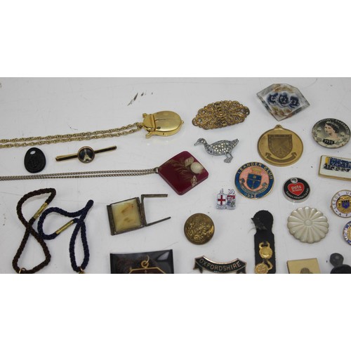 1687 - A large qty of assorted jewellery and badges etc to inc enamel Henley Regatta badges and a Rejina Py... 