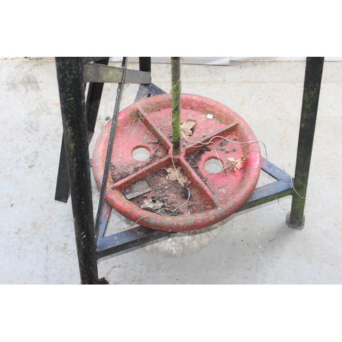 862 - A vintage wrought iron potters' wheel