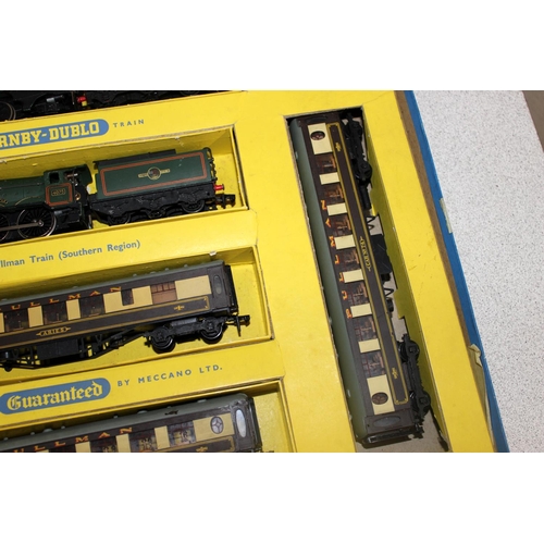 1521 - A Hornby Dublo 2035 Pullman Train set - Luxury set of the year (This set is missing the track but ha... 