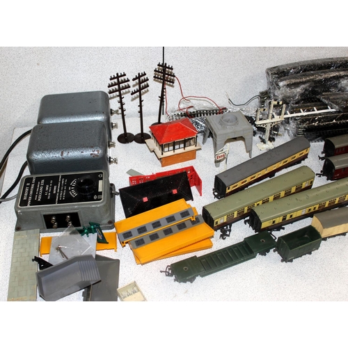 1520 - A large qty of Triang & Hornby Dublo train items to inc an 82004 Locomotive, various coaches and car... 