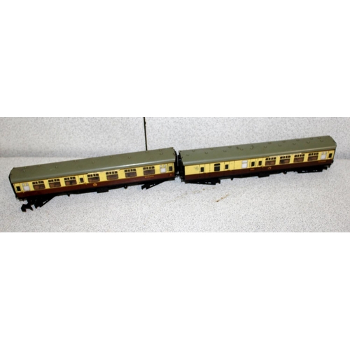 1520 - A large qty of Triang & Hornby Dublo train items to inc an 82004 Locomotive, various coaches and car... 