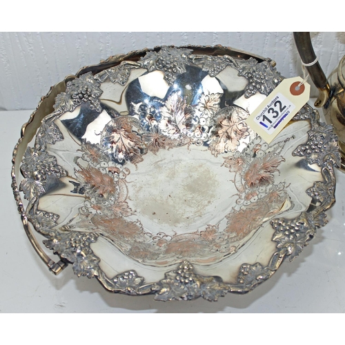 1132 - 3 pieces of quality silver plate - Ornate silver-plated tazza/fruit bowl with grape and vine design,... 