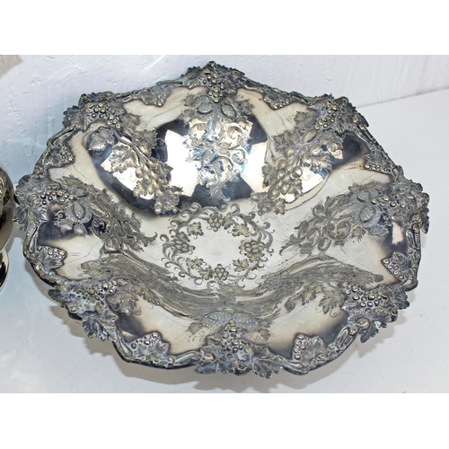 1132 - 3 pieces of quality silver plate - Ornate silver-plated tazza/fruit bowl with grape and vine design,... 