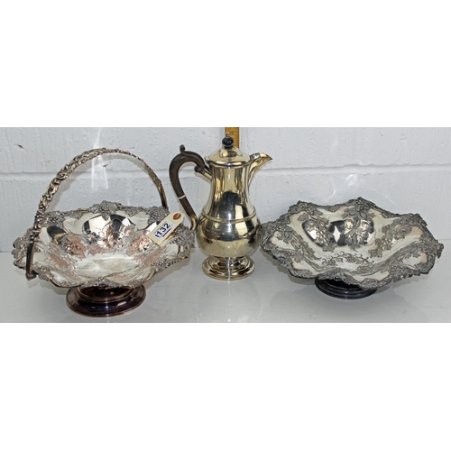 1132 - 3 pieces of quality silver plate - Ornate silver-plated tazza/fruit bowl with grape and vine design,... 