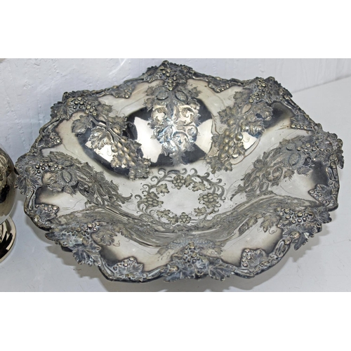 1132 - 3 pieces of quality silver plate - Ornate silver-plated tazza/fruit bowl with grape and vine design,... 