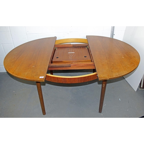 157 - A retro circular extending dining table by A.H. McIntosh of Kirkcaldy