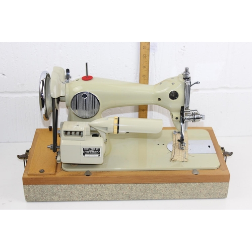 897 - Sovereign Deluxe sewing machine in case