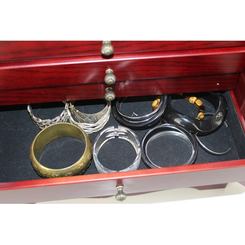 1200 - A Thomas Pacconi jewellery box and contents