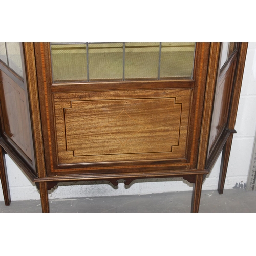 123 - An Edwardian Sheraton Revival glazed display cabinet with high-quality leaded glass