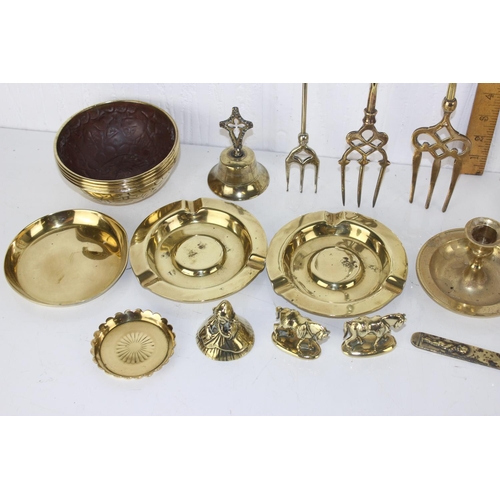 1712 - Qty of antique and later brass items