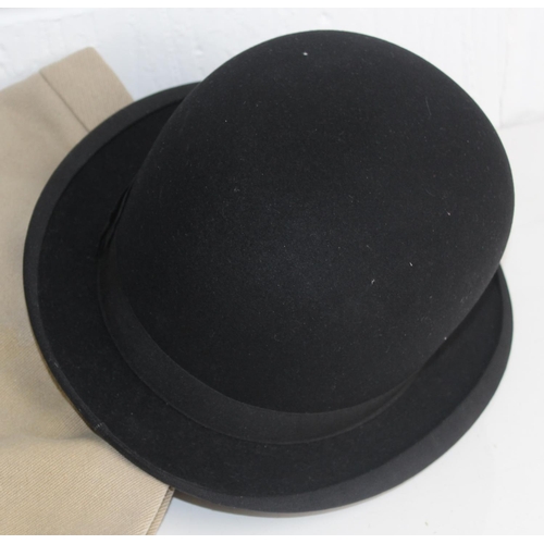 200 - Qty of vintage clothing to incl. university robe, school cap, bowler hat, leather gloves etc