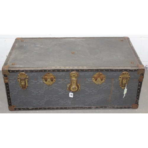 61 - A large vintage travelling trunk