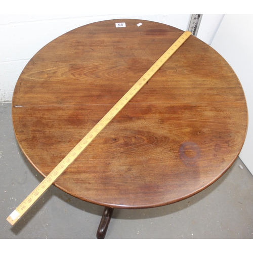 65 - An 18th century circular oak tilt top table, 30