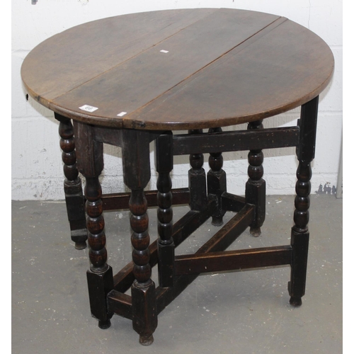 66 - An antique oak table with 2 folding leaves on bobbin turned legs and square stretchers, believed to ... 