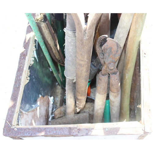 700 - Vintage tea chest containing a large qty of vintage and later garden tools