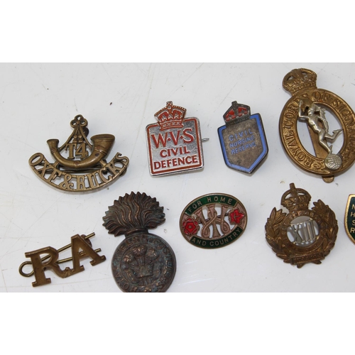 1010 - Military badges etc to inc Oxford & Bucks