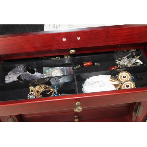 1200 - A Thomas Pacconi jewellery box and contents