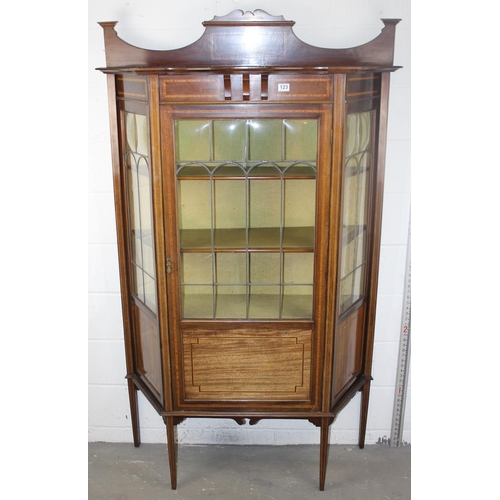 123 - An Edwardian Sheraton Revival glazed display cabinet with high-quality leaded glass