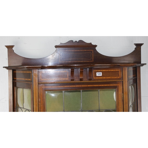 123 - An Edwardian Sheraton Revival glazed display cabinet with high-quality leaded glass