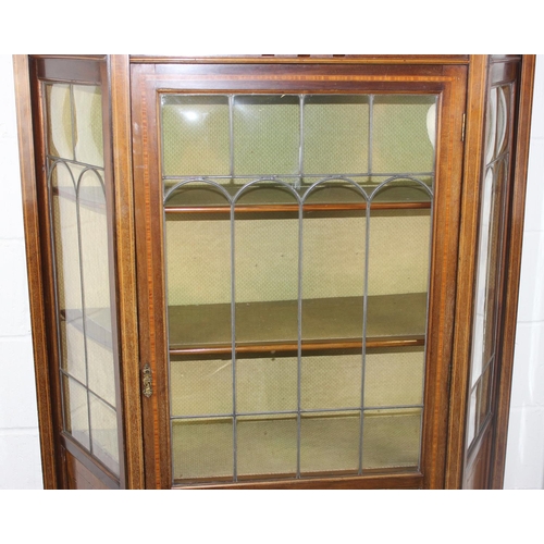 123 - An Edwardian Sheraton Revival glazed display cabinet with high-quality leaded glass