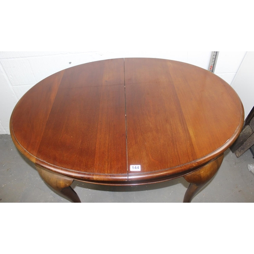 144 - Edwardian extending dining table with impressive ball and claw feet bearing a provisional patent num... 