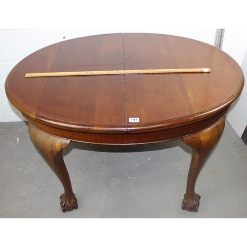 144 - Edwardian extending dining table with impressive ball and claw feet bearing a provisional patent num... 