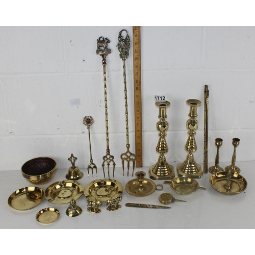 1712 - Qty of antique and later brass items