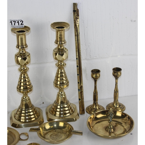 1712 - Qty of antique and later brass items