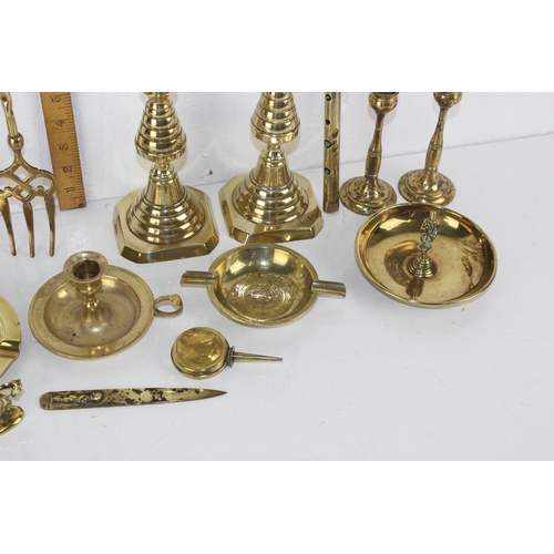 1712 - Qty of antique and later brass items