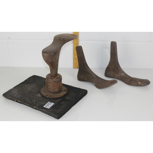 1717 - Vintage metal Cobbler's shoe lasts and stand