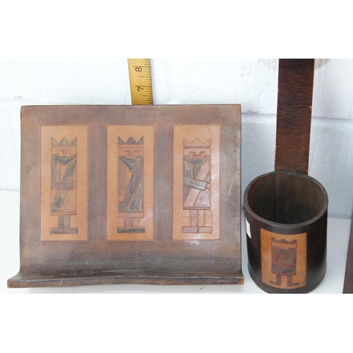 1771 - 2 leather book rests and 2 hanging pen holders in leather