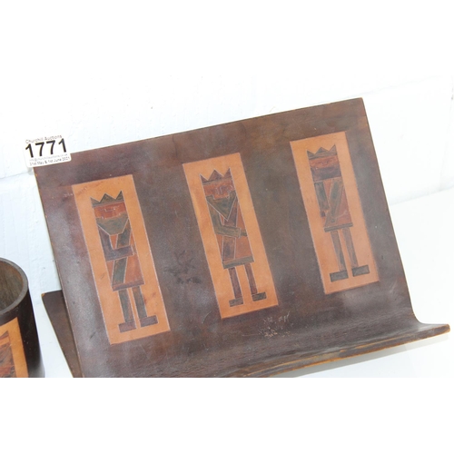 1771 - 2 leather book rests and 2 hanging pen holders in leather