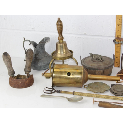 1778 - Qty of assorted antique and later metalware to inc a Spitjack