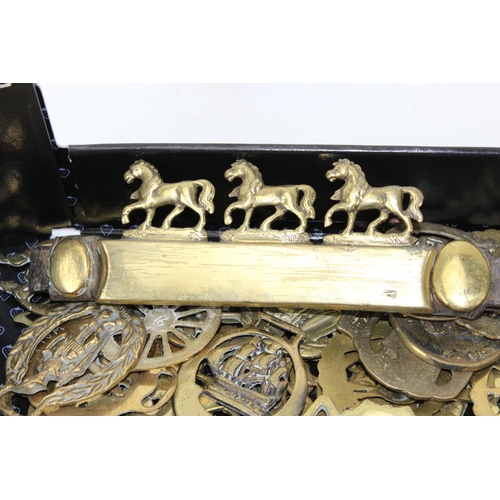 1779 - A large qty of antique and vintage horse brasses etc