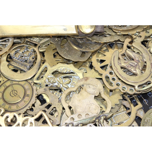 1779 - A large qty of antique and vintage horse brasses etc