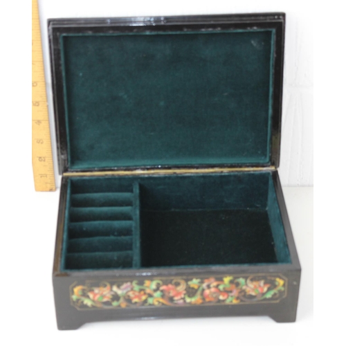 1790 - Decorative Chinese lacquer jewellery box with velvet lined interior - signature to front