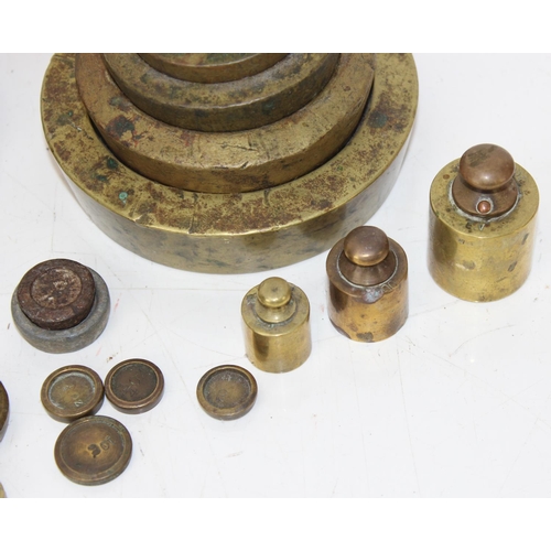 639 - Qty of antique and later brass and iron weights, some in sets